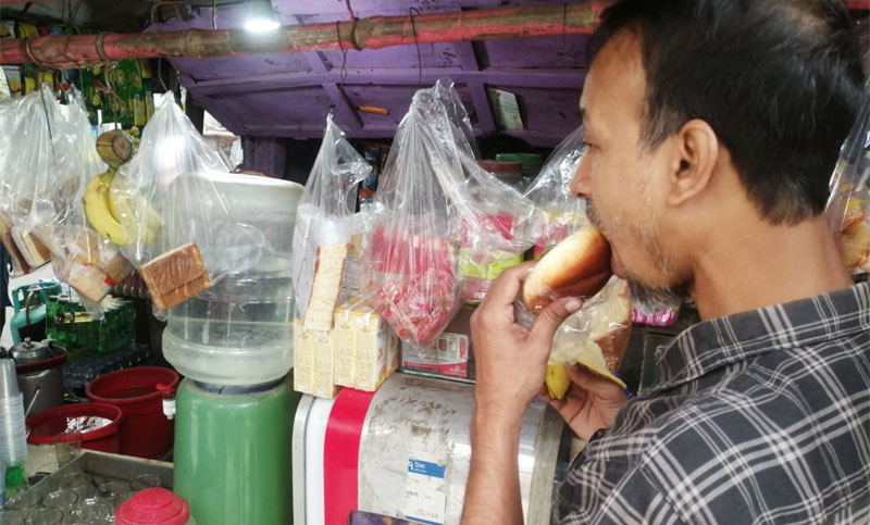 ‘আগে দুপুরে ভাত খাইতাম, এখন রুটি-কলায় পেট ভরাই’